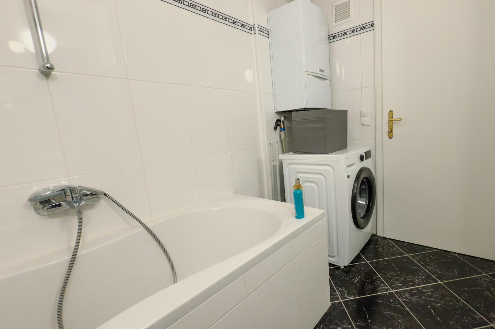 Appartement 110qm, 4 Bedrooms, Near Schoenbrunn - Axara Housing Osw 33 *
